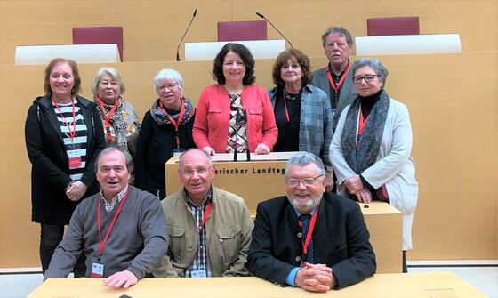 Die Mainburger Besucher-Gruppe mit Ruth Müller im Landtag