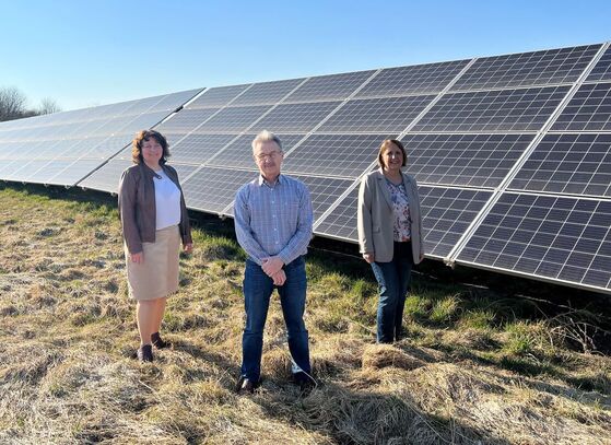 Ruth Müller, MdL, Martin Hujber von der Bürgerenergie-Genossenschaft & Annette Karl, MdL