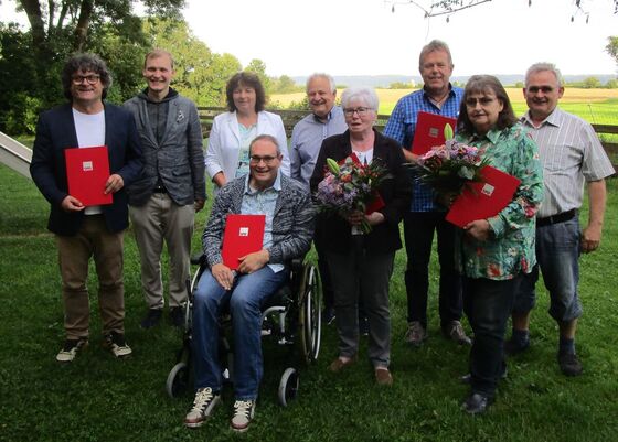 MdL Ruth Müller, Ortsvorsitzender Hans Wagner, Marktgemeinderat Hans Seidl und Vincent Hogenkamp mit fünf der Geehrten