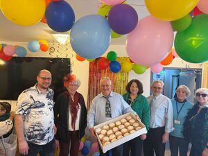 Hans Wagner übergibt im Beisein von Ruth Müller und Hans Seidl Faschingskrapfen an den Heimleiter Florian Ring