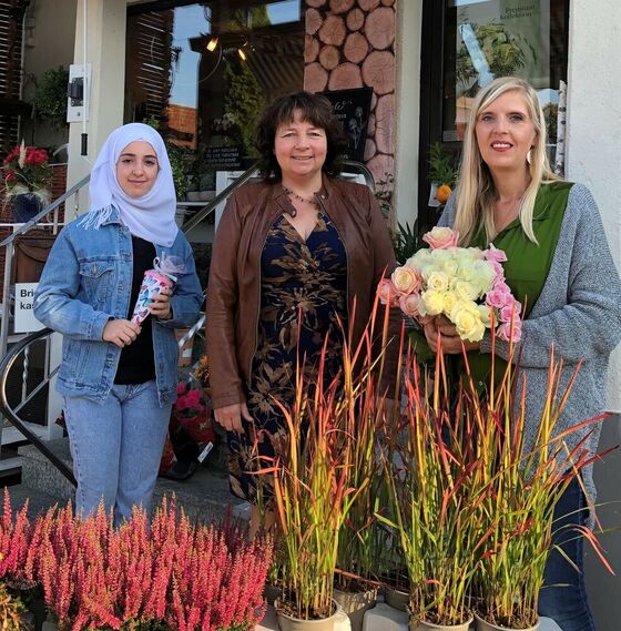 v.r. Manuela Grußie und Ruth Müller, MdL freuen zusammen mit Mayaz Aljazar über deren Ausbildungsbeginn