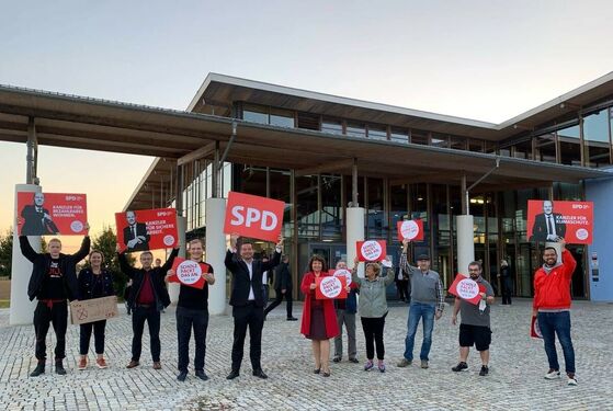 Mitglieder der SPD Essenbach mit Spitzenkandidat Uli Grötsch (M), BT-Kandidat Vincent Hogenkamp und MdL Ruth Müller