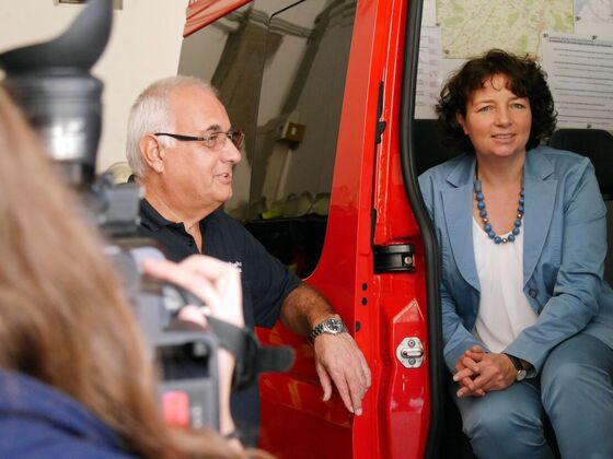 Der ehemalige Kommandant der FFW Vilsbiburg Franz Saxstetter und Landtagsabgeordnete Ruth Müller beim Praxistag der FFW