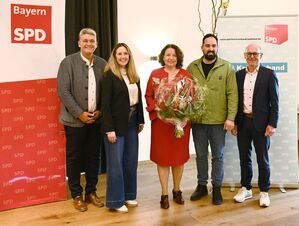 Peter Forstner, Sibylle Entwistle (l) sowie Ugur Sahin und Sebastian Hutzenthaler (r) gratulieren Ruth Müller (M)