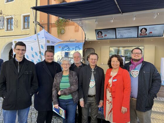 Ruth Müller, MdL und Unterstützer:innen beim Landtruck-Stopp in Pfarrkirchen