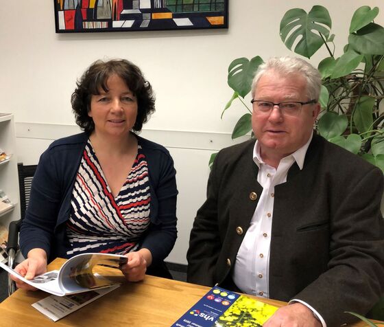 Bildunterschrift: Ruth Müller, MdL und Hans Sarcher (2. Bürgermeister und Leiter der VHS Vilsbiburg)