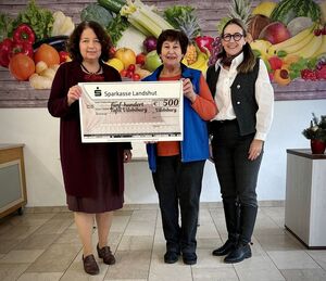 Übergabe der Spende an die Tafel Vilsbiburg – von links: Ruth Müller, Brigitta Grünewaldt und Sibylle Entwistle