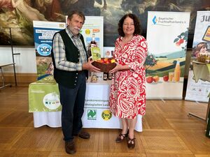 Georg Stöckl und Ruth Müller, MdL, bei den Feierlichkeiten zu fünf Jahren Streuobstpakt im Bayerischen Landtag