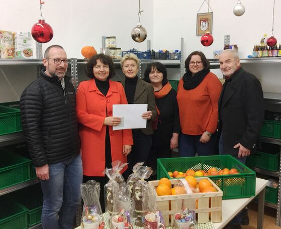 Thomas Niederreiter, Ruth Müller, MdL und Gerti Weinzierl (Leiterin Tafel), Angelika Wimmer, Christine Erbinger