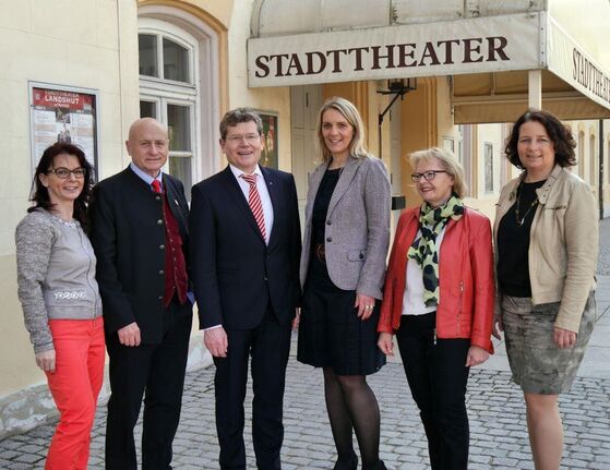Unterstützung für das Landshuter Stadttheater von den Landtagsabgeordneten Georg Rosenthal (M.) und Ruth Müller (r.)