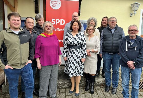 Die Gemeinderats- und Kreistagskandidaten beim Wahlabschluss der SPD Pfeffenhausen
