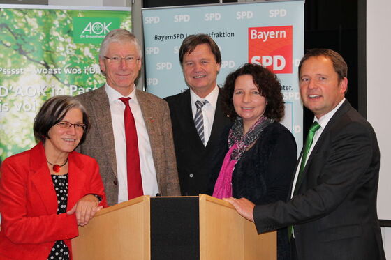 v.l. MdLs Werner-Muggendorfer & Roos, IHK-Geschäftsführer Walter Keilbart, MdL Ruth Müller, Hausherr Günter Schober