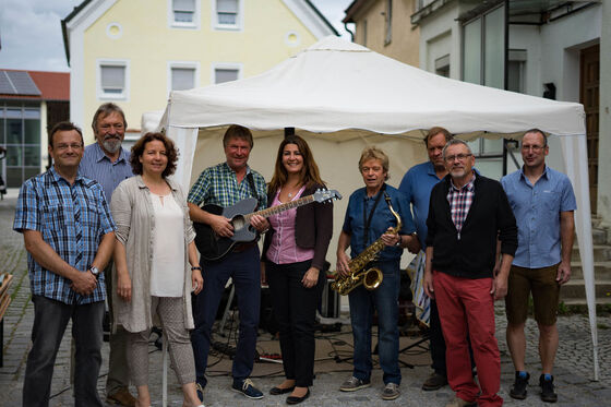 Das Torbräufest-Team des SPD-Ortsvereins Pfeffenhausen mit Musikern und Kreisrätin Filiz Cetin